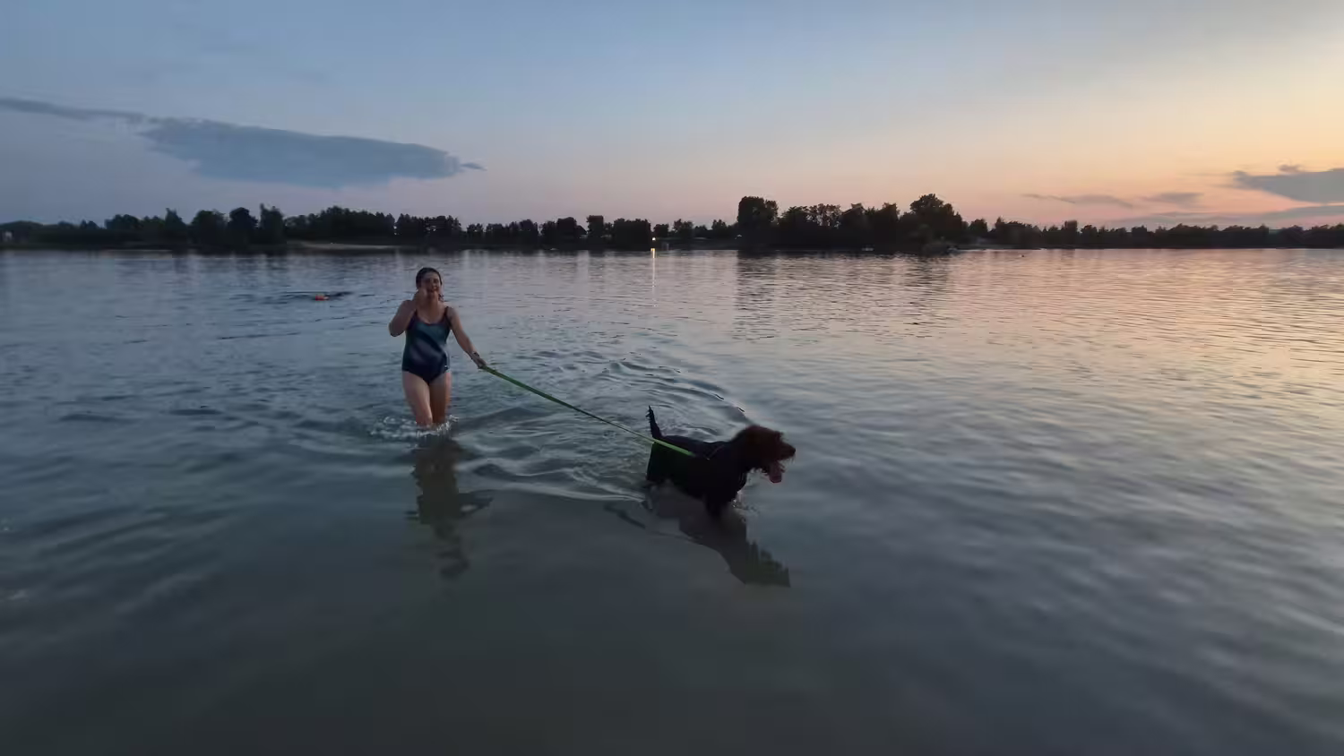 Aria pływa o zmierzchu razem z Modestą